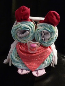 N° 22 16 pampers 1 gaze 1 bavoir 1 sucette 0-6 mois 3 paires de chaussettes PRIX: 40 FRS emballage inclus 